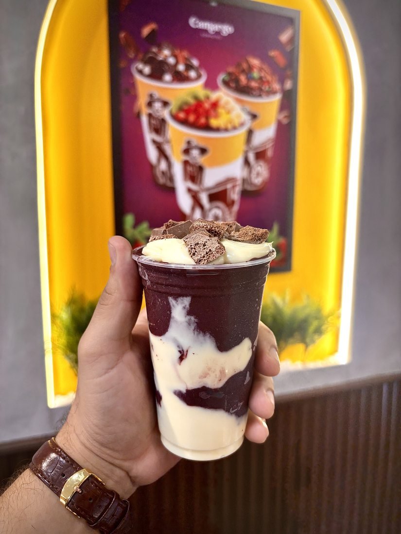 Copo de açaí da Camargo Sorvetes montado com creme e chocolate