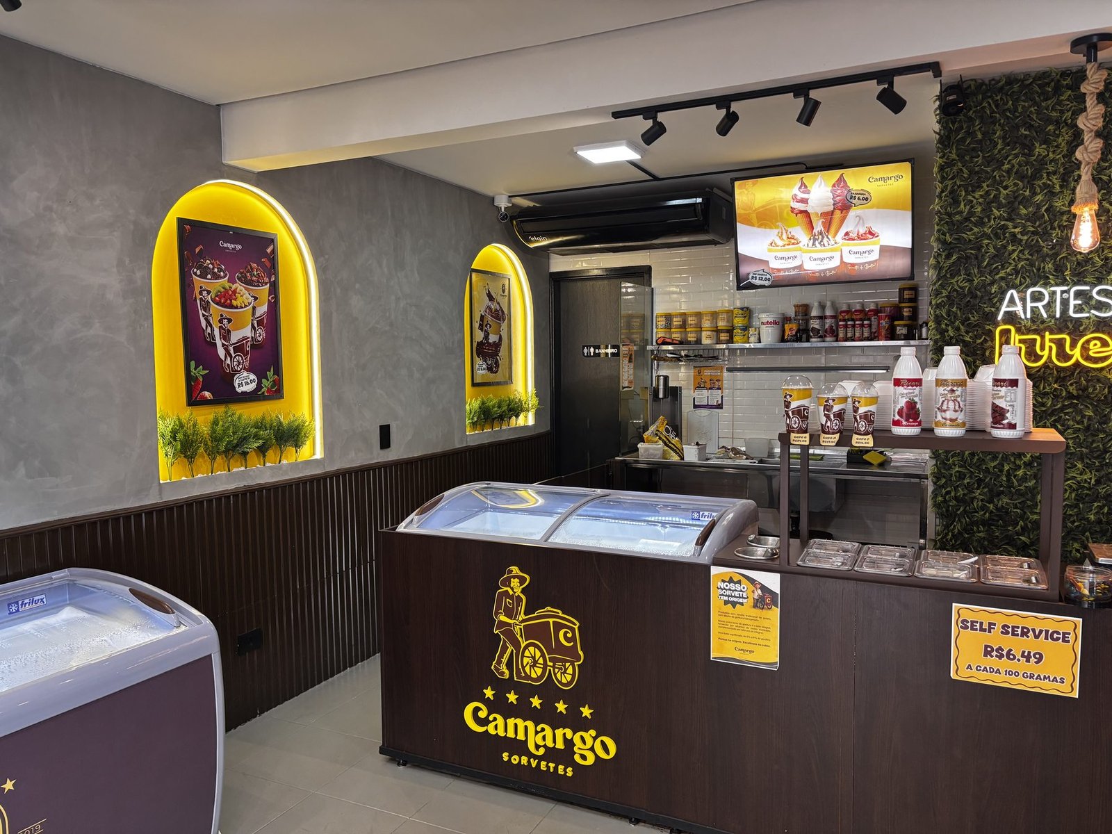 Interior da loja da Camargo Sorvetes em Cândido Mota
